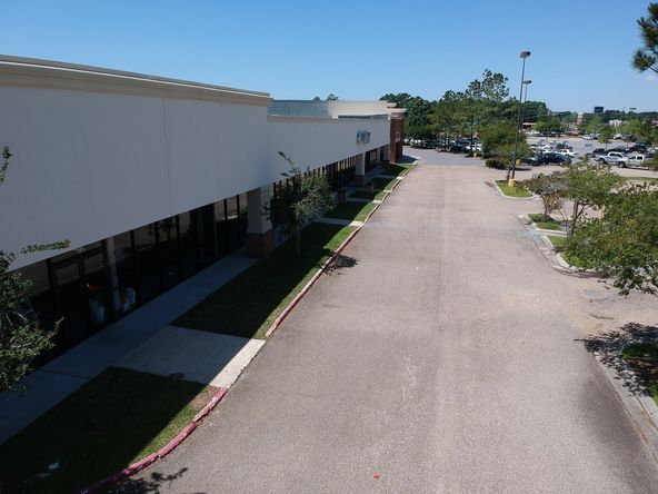 Albertson's Anchored Center: 15168 Airline Highway, Baton Rouge, LA 70817